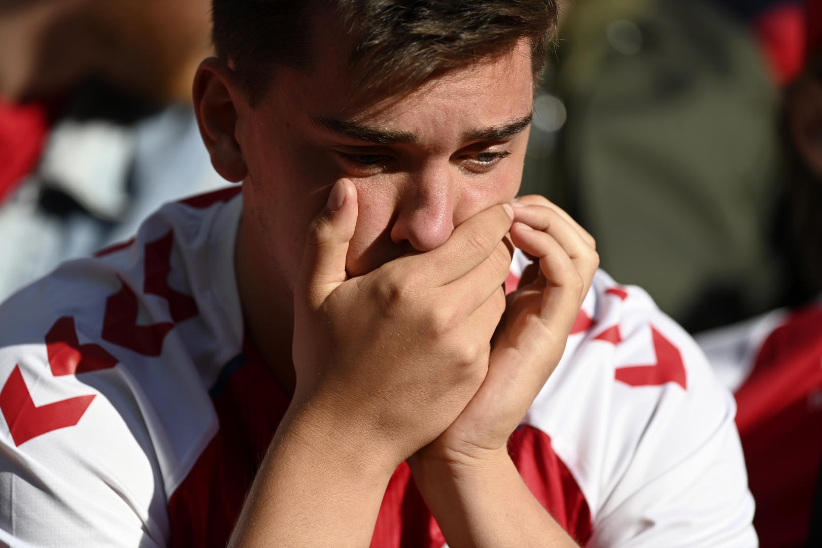 丹麦球迷在为埃里克森祈祷图据ICphoto