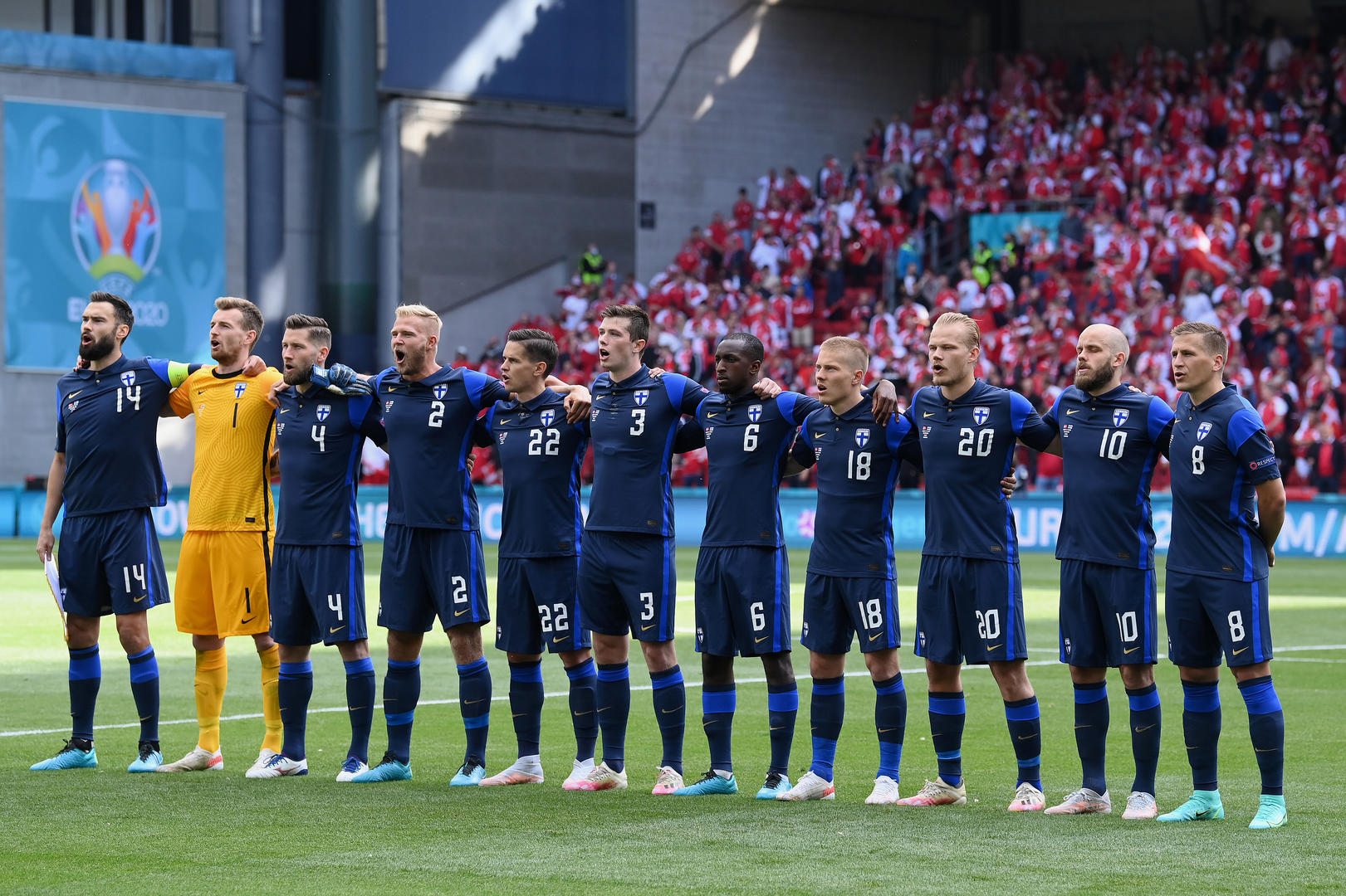 芬兰国歌《我们的国家》第一次在足球大赛的决赛圈中奏响图据视觉中国