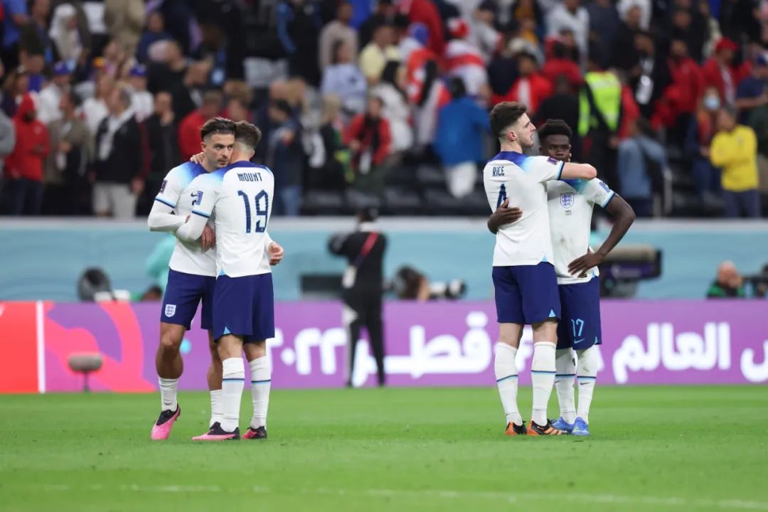 ▲12月10日，英格兰队球员在世界杯四分之一决赛输给法国队后互相安慰。（新华社）